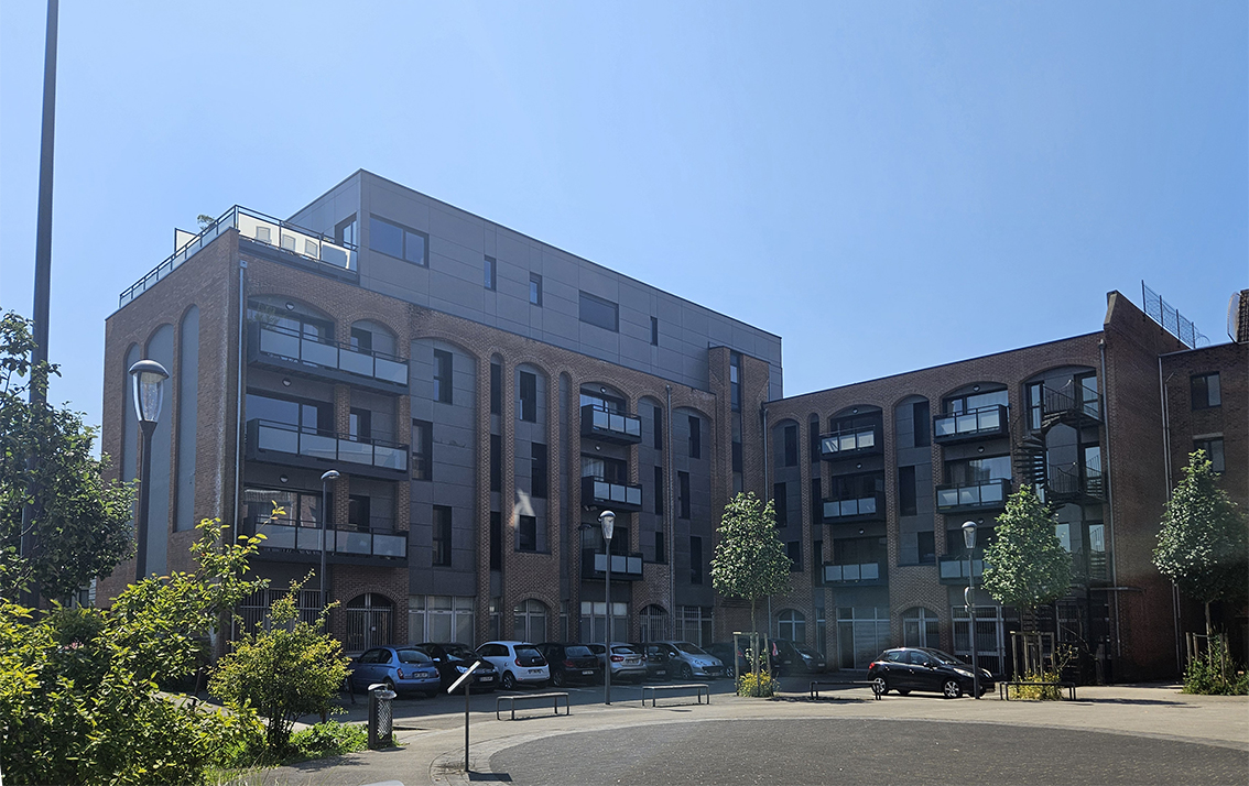 Réhabilitation de bureaux en 27 logements collectifs à Villeneuve d'Ascq vue depuis l'église Notre-Dame de la Cousinerie