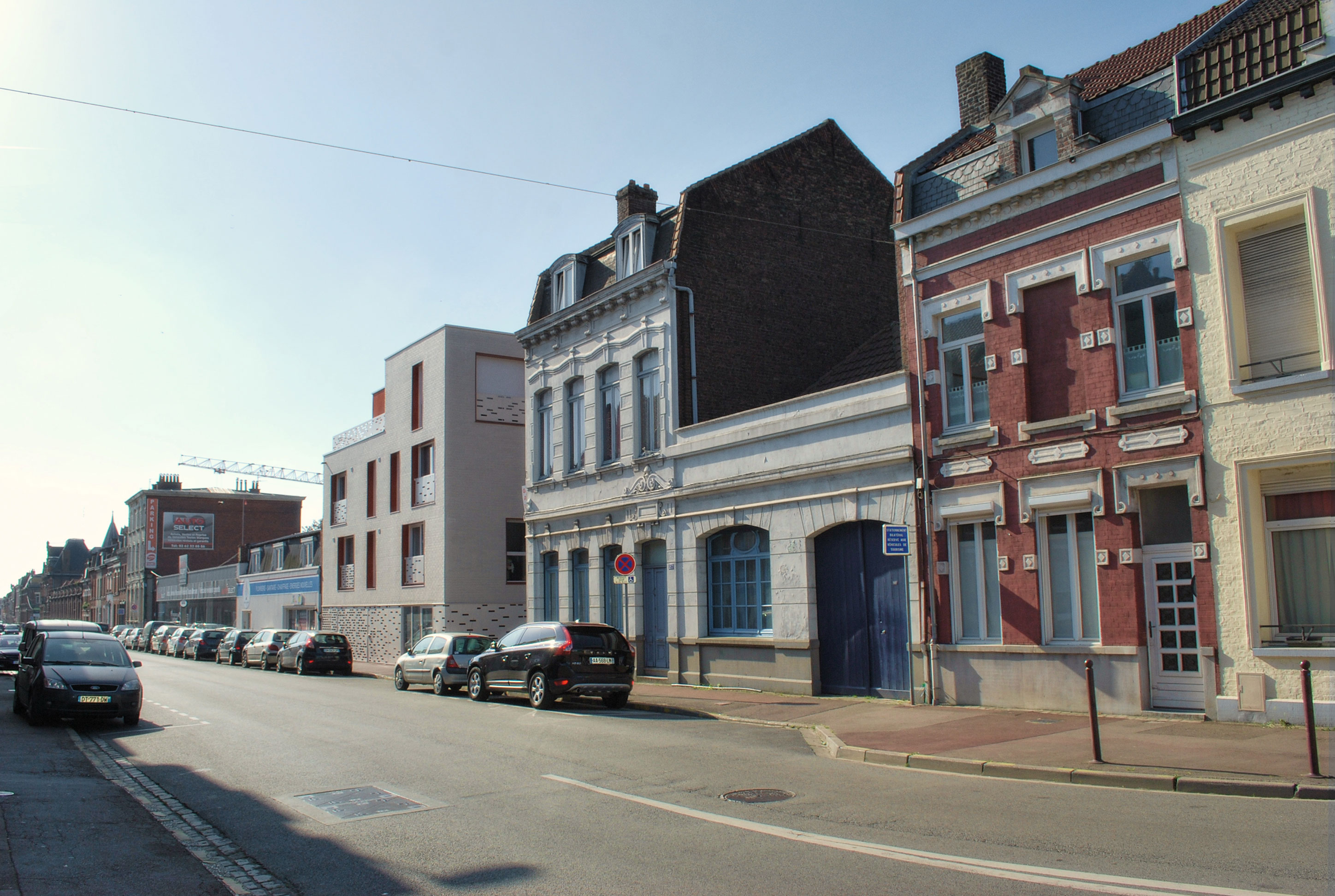 Façade contemporaine des 11 logements collectifs à Tourcoing en briques claires