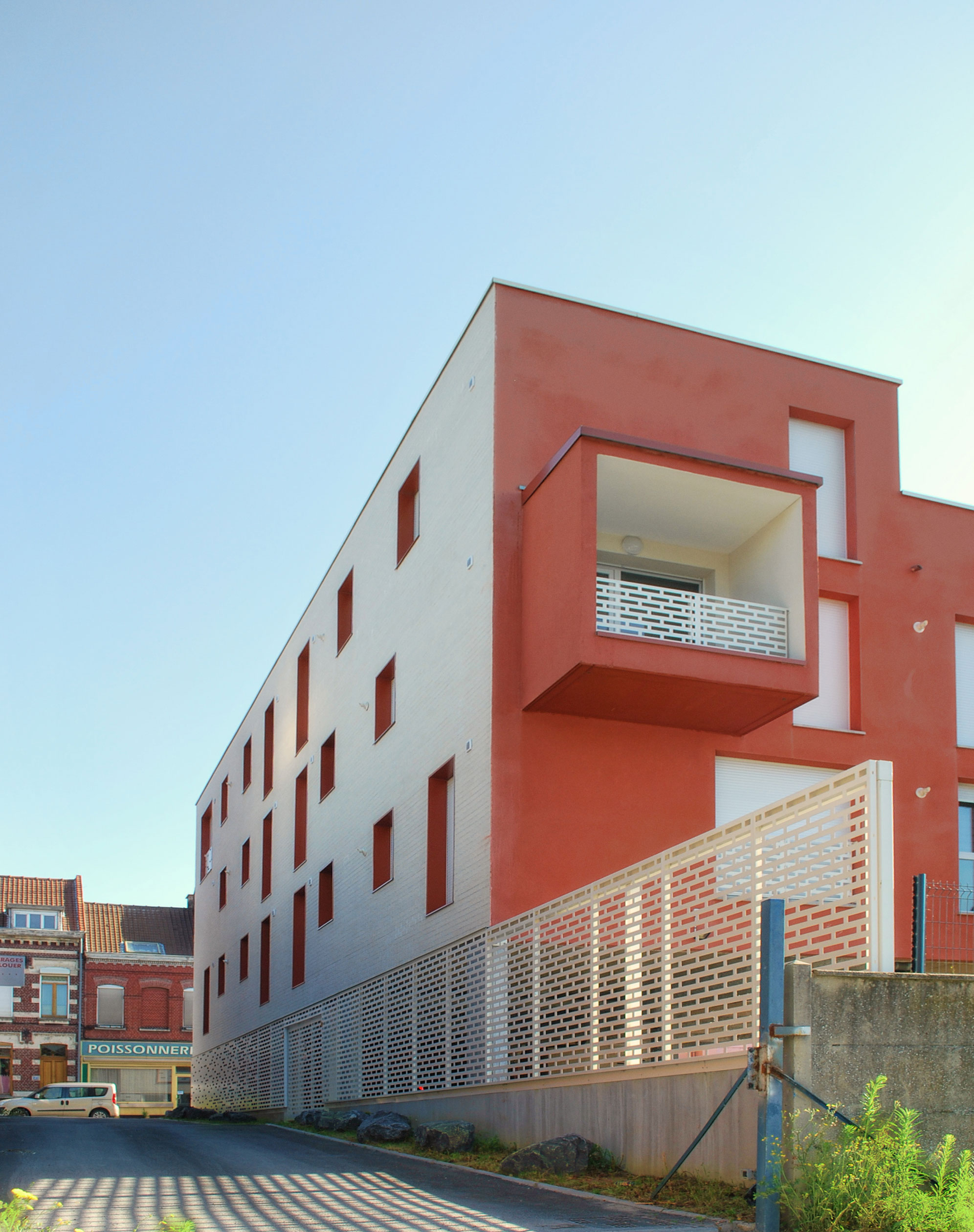 Vue générale des 11 logements collectifs à Tourcoing avec façade en briques et loggia