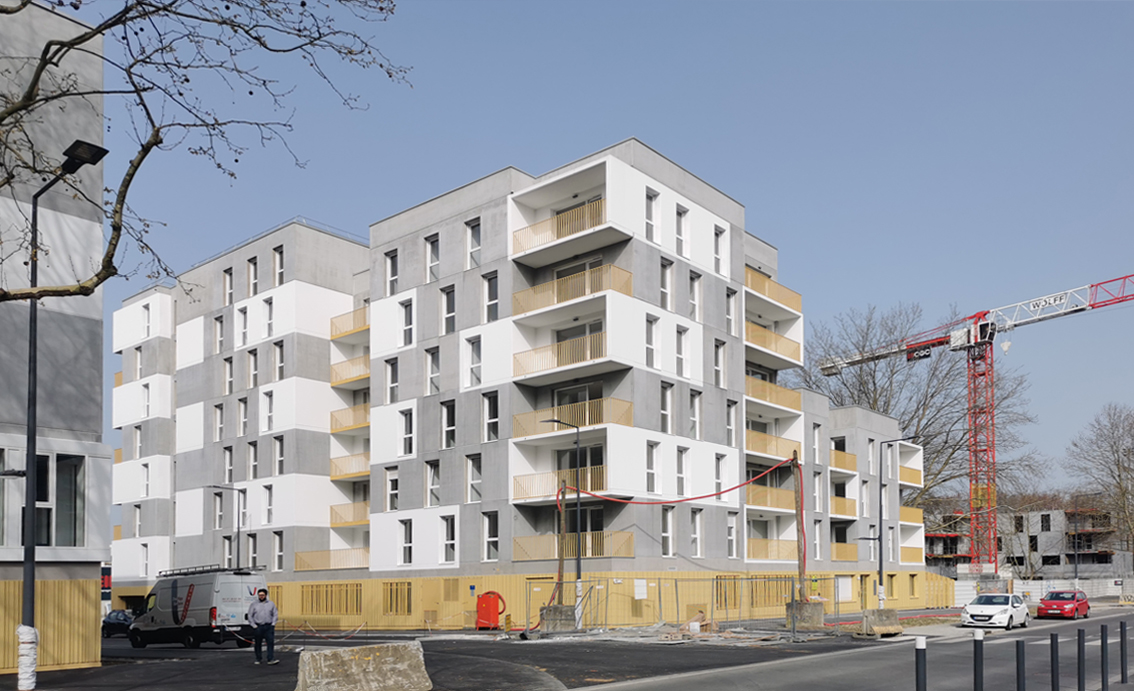 Vue extérieure des logements collectifs à Villeneuve d'Ascq depuis l'espace public
