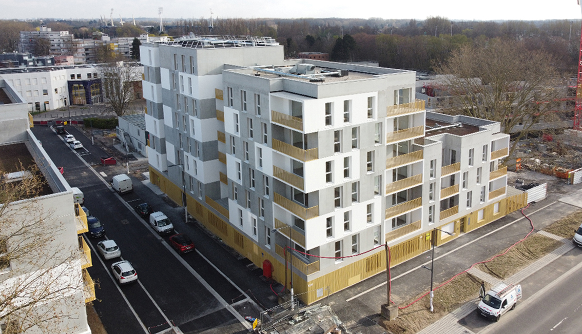 Façade des logements collectifs à Villeneuve d'Ascq avec balcons et garde-corps jaunes