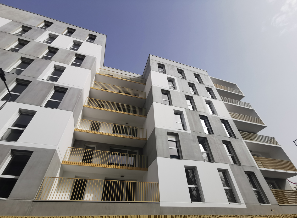 Façade des logements collectifs à Villeneuve d'Ascq vue en contre-plongée