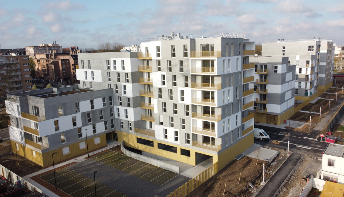 Vue d'ensemble des logements collectifs à Villeneuve d'Ascq avec façades blanches et balcons