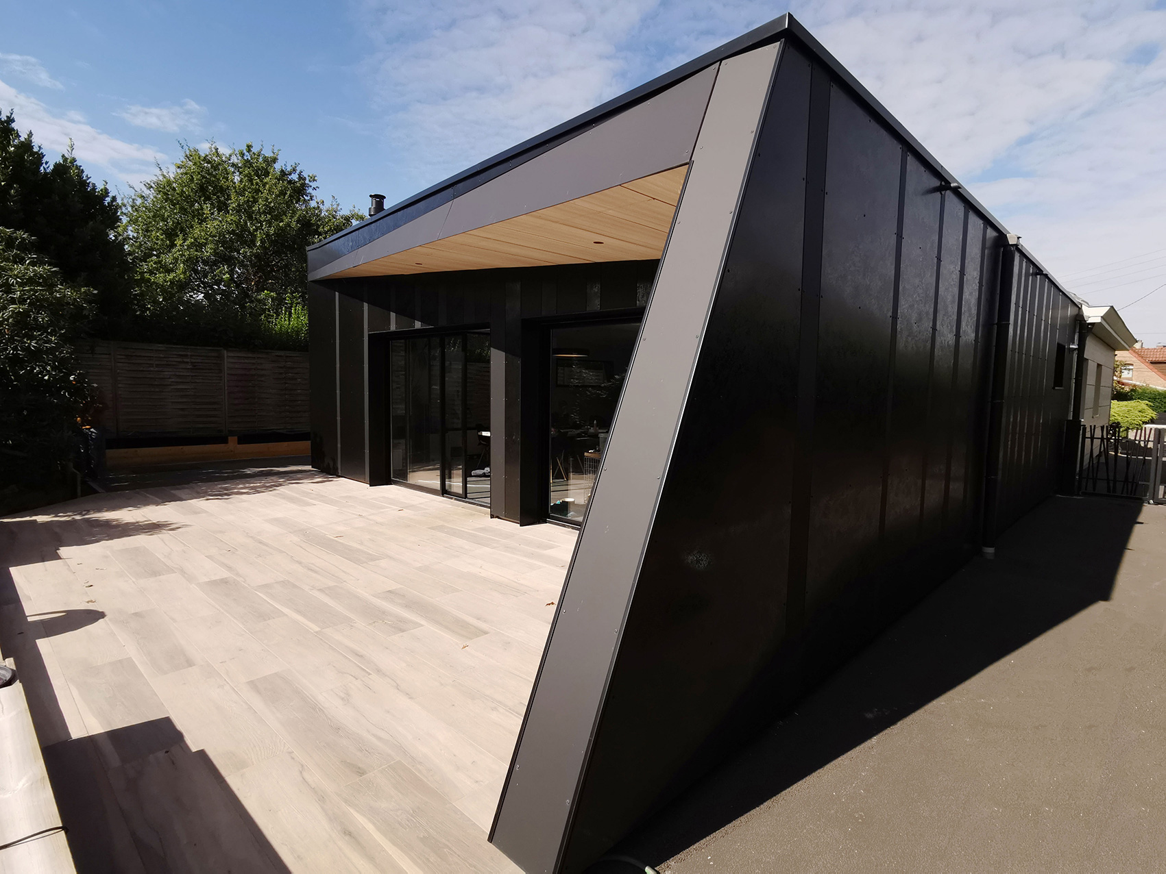 Terrasse couverte de l'extension d'une maison à Pont-à-Marcq