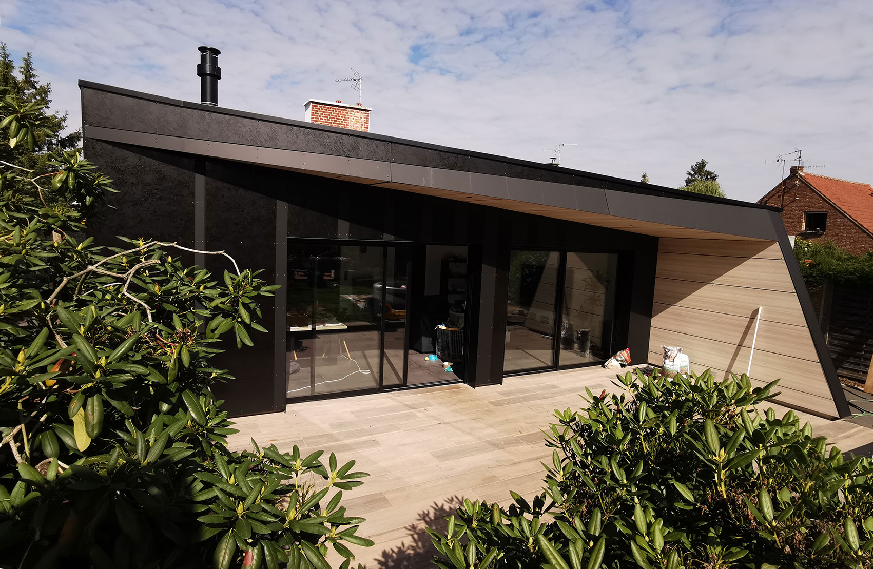 Extension moderne d'une maison à Pont-à-Marcq avec terrasse