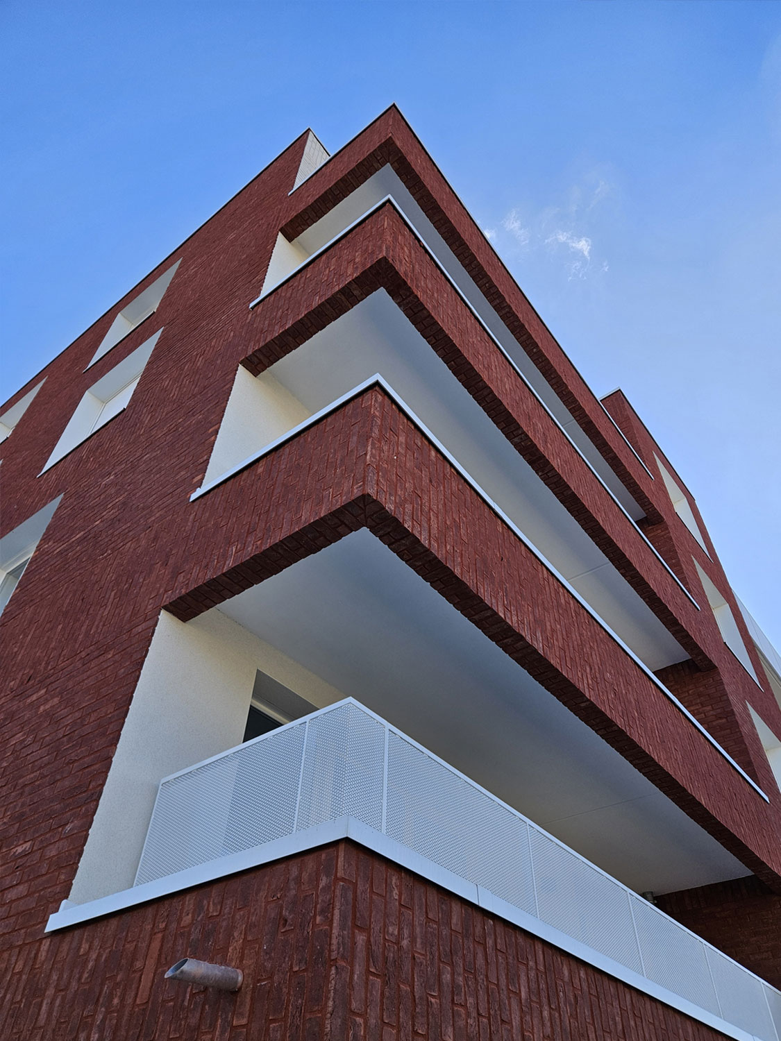 Façade en brique et sous-face des balcons des 133 logements collectifs à Tourcoing