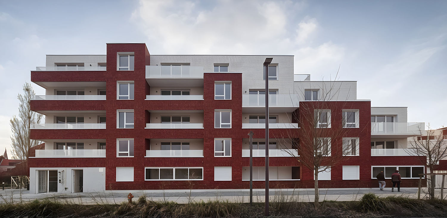 Façade des 133 logements collectifs à Tourcoing et espaces extérieurs du projet