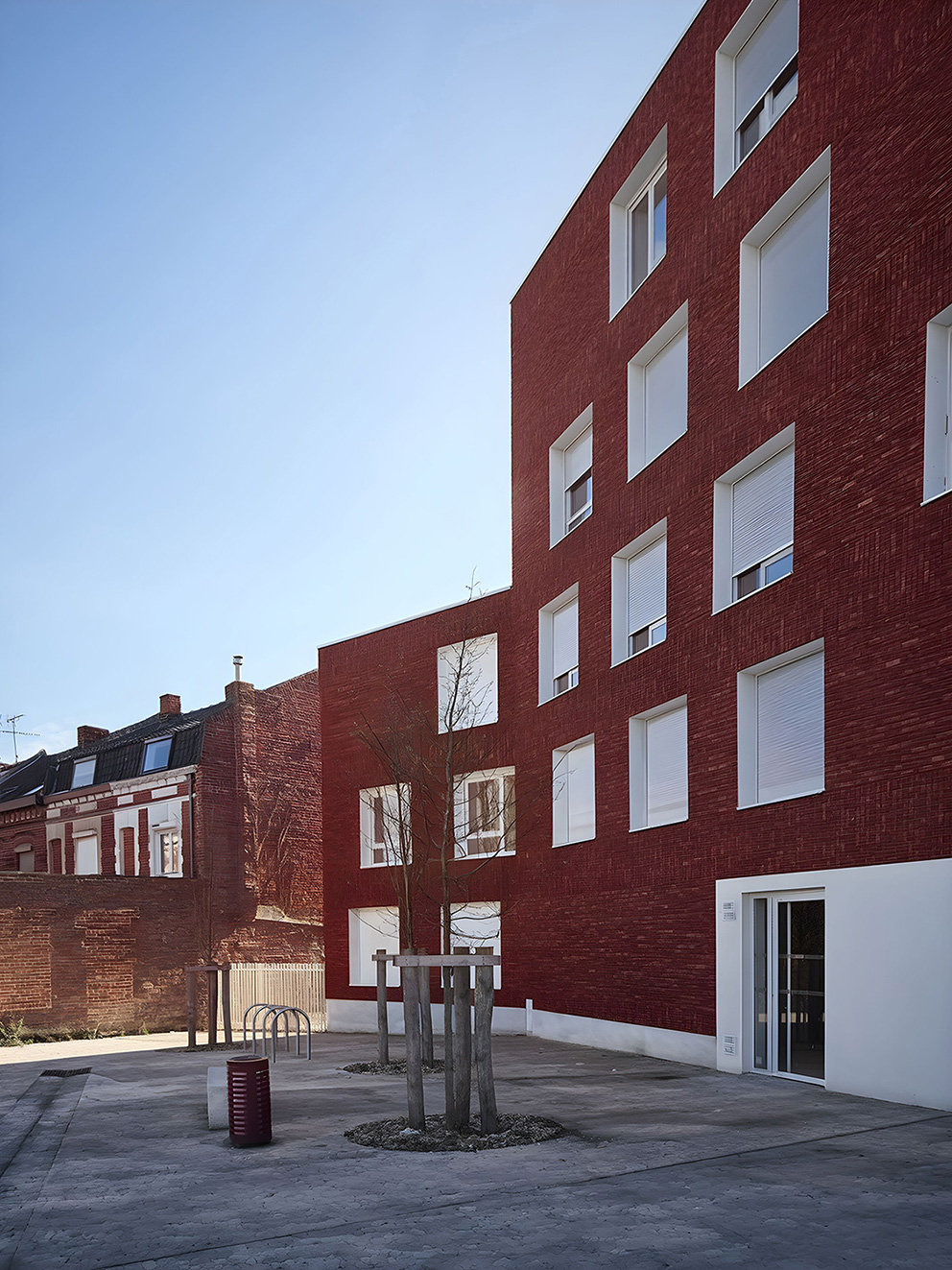 Détail de la façade en brique des 133 logements collectifs à Tourcoing sur le parvis Stephenson